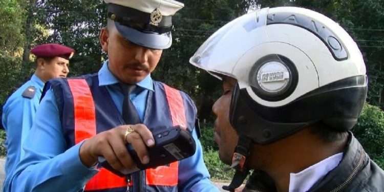 कोशी प्रदेशमा लागूऔषध सेवन गरेर सवारीसाधन चलाउले चालकलाई कडाई गर्दै ट्राफिक प्रहरी