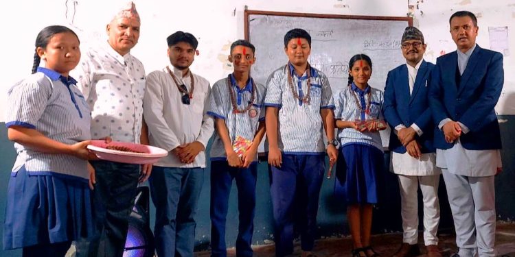 इटहरीको मोडर्न प्रिपेरेटोरीमा कविता सुनाउँदै विद्यार्थीहरूले मनाए भानु-जयन्ति