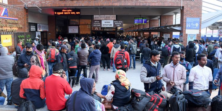विदेशी भन्दा नेपाली बढी खर्चालु, एक वर्षमै सकाए एक खर्ब १९ अर्ब रुपैंया