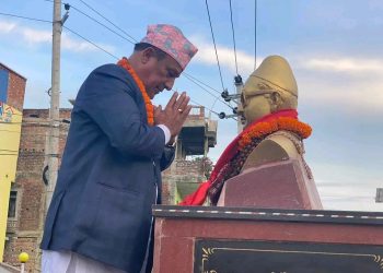 मुख्यमन्त्री थापाद्धारा पुष्पलाल र कृष्णप्रसाद कोइरालाको मूर्तीमा माल्यार्पण