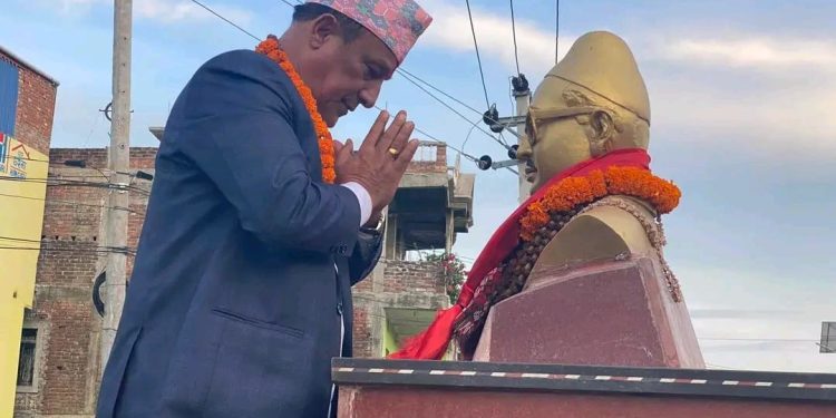 मुख्यमन्त्री थापाद्धारा पुष्पलाल र कृष्णप्रसाद कोइरालाको मूर्तीमा माल्यार्पण