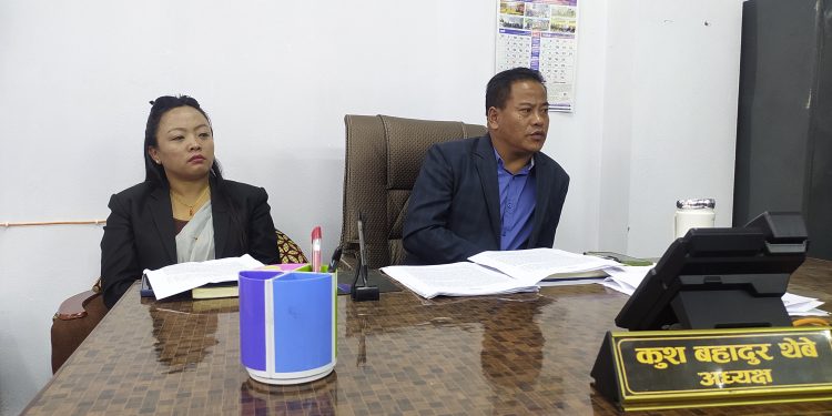 लेखा अधिकृत संग अनैतिक कृयाकलाप गर्ने प्रमुख प्रशासकिय अधिकृत राइलाई कार्वाहि गर्न मन्त्रालयमा सिफरीस