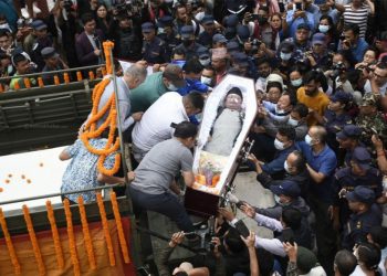 नेम्वाङको पार्थिव शरीर टिचिङ अस्पतालबाट एमाले केन्द्रीय कार्यालय ल्याइँदै