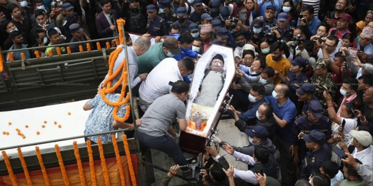 नेम्वाङको पार्थिव शरीर टिचिङ अस्पतालबाट एमाले केन्द्रीय कार्यालय ल्याइँदै