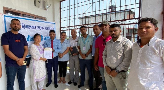 सेप्टिक ट्यांकमा खसेर निधन भएका बालकको परिवारले पायो जीवन बीमाको रकम