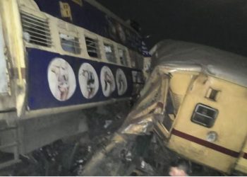 भारतमा यात्रुवाहक रेल एकआपसमा ठोक्किदा ९ जनाको मृत्यु