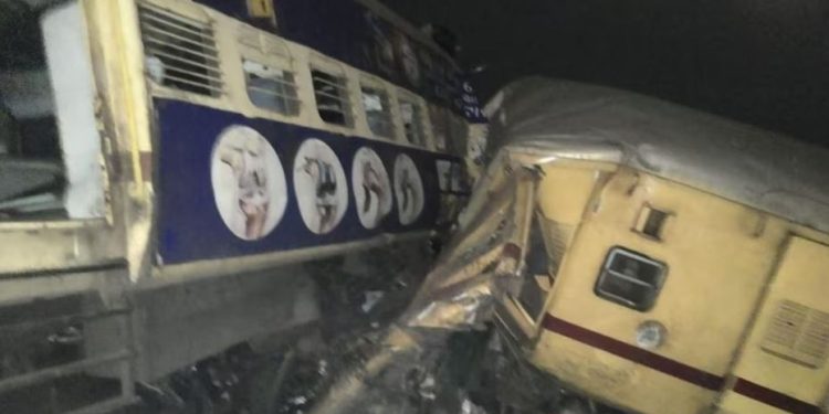 भारतमा यात्रुवाहक रेल एकआपसमा ठोक्किदा ९ जनाको मृत्यु