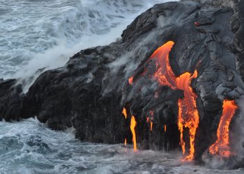 आइसल्याण्डमा ज्वालामुखी विष्फोटको सम्भावना बढ्दै, हजारौं मानिसहरूलाई स्थानान्तरण गरियो