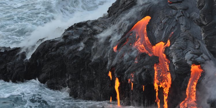 आइसल्याण्डमा ज्वालामुखी विष्फोटको सम्भावना बढ्दै, हजारौं मानिसहरूलाई स्थानान्तरण गरियो