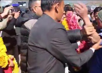 धनकुटामा एमाले अध्यक्ष ओली माथि मुक्का प्रहार