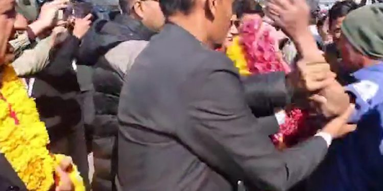 धनकुटामा एमाले अध्यक्ष ओली माथि मुक्का प्रहार