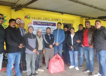 स्थापना दिवसको अवसरमा निर्माण ब्यबसायी संघद्धारा न्यानो कपडा बितरण