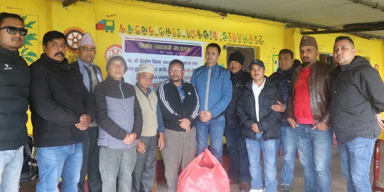 स्थापना दिवसको अवसरमा निर्माण ब्यबसायी संघद्धारा न्यानो कपडा बितरण