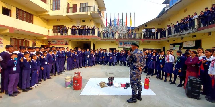 सशस्त्र प्रहरीद्वारा मोडर्न प्रिपेरेटोरी स्कुलका विद्यार्थीलाई विपद जोखिम न्यूनीकरण तालिम  