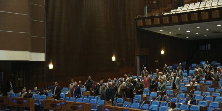 मन्त्रीको राजीनामा माग राख्दै संसद अवरुद्ध