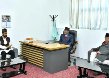 टुट्यो गठबन्धन  – बालुवाटारमा दाहाल, ओली र लामिछानेबीच छलफल