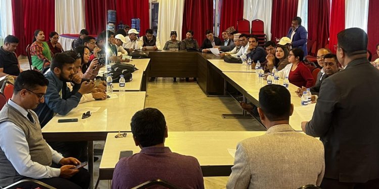 संस्थागत विद्यालयलाई मेयरले ‘लुटेरा’ भनेको भन्दै छाता संगठनहरूद्वारा आपत्ति