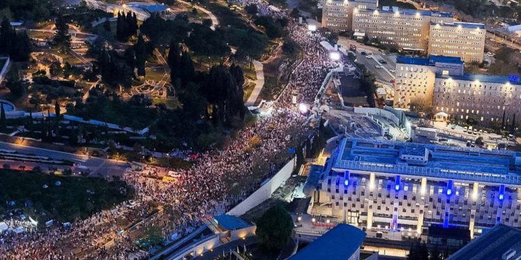 इजरायलमा सरकार विरोधी प्रदर्शन, हजारौं सडकमा