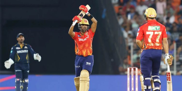 आइपिएल: गुजरातमाथि पञ्जाव किंग्स ३ विकेटले विजयी