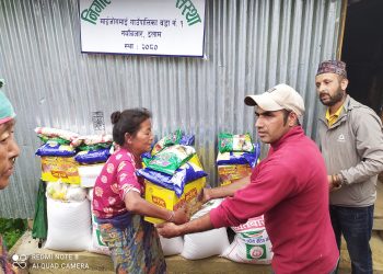 निगाले टोलका चार सहित सात परिवारलाई राहत सामाग्री बितरण