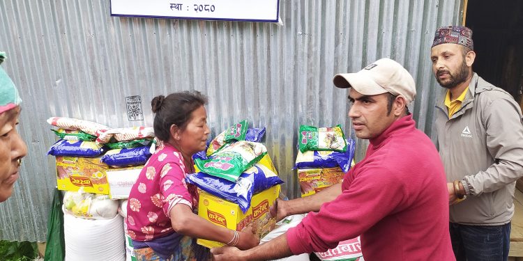 निगाले टोलका चार सहित सात परिवारलाई राहत सामाग्री बितरण