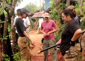 समुदायमा खानेपानी आयोजनाका लागि काम गर्दै अमेरीकी विद्यार्थी