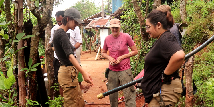 समुदायमा खानेपानी आयोजनाका लागि काम गर्दै अमेरीकी विद्यार्थी