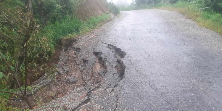 लगातारको बर्षाको कारण फिक्कल नयांबजार सडकमा क्षति