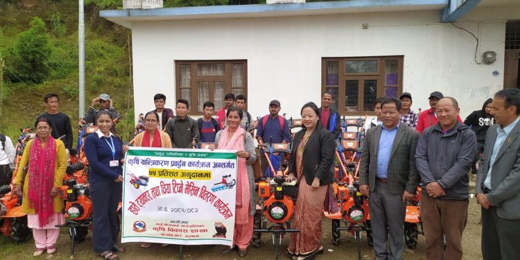 माईजोगमाईमा कृषि यान्त्रिकीकरण कार्यक्रम अन्तर्गत हाते ट्र्याक्टर र चिया टिप्ने मेसिन वितरण